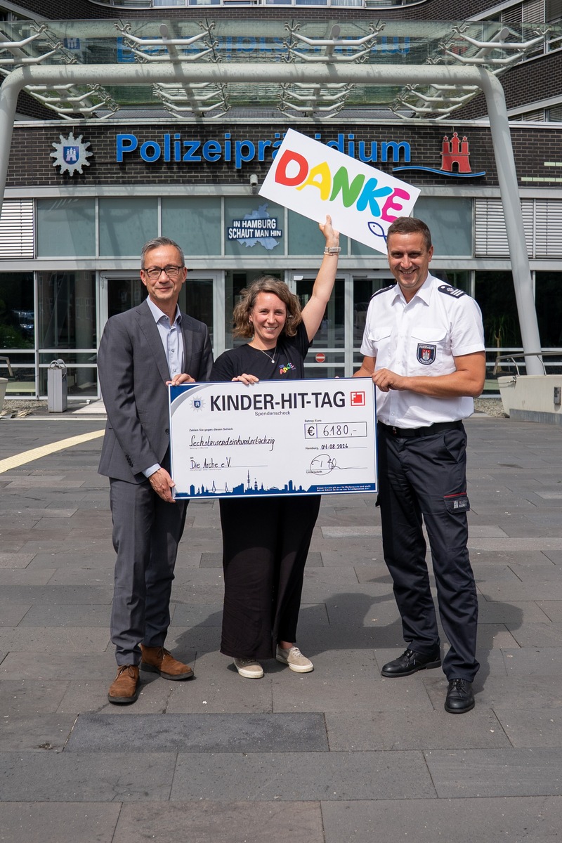 Polizei und Feuerwehr Hamburg übergeben beeindruckenden Spendenscheck an "Die Arche"